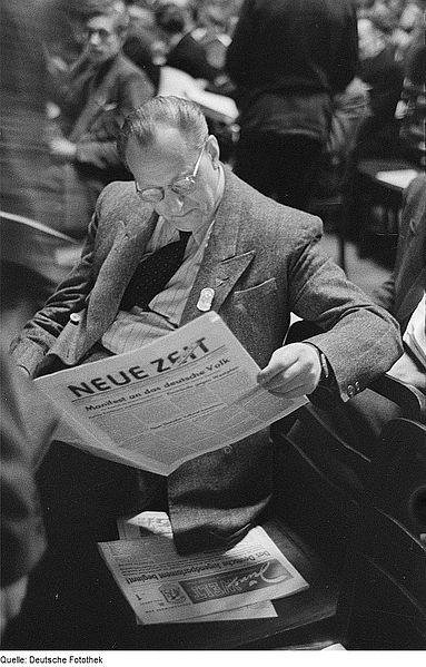 383px-Fotothek_df_roe-neg_0000873_002_Otto_Grotewohl,_die_"Neue_Zeit"_lesend
